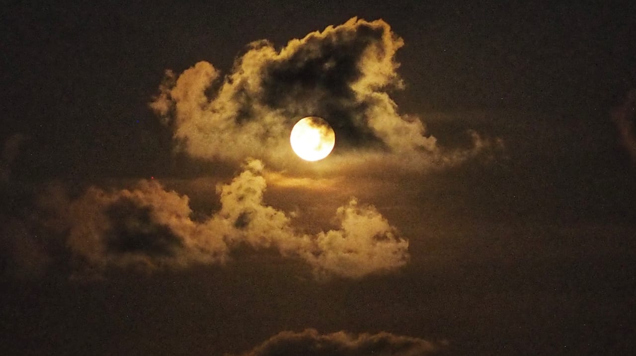 Bulan purnama bersinar terang di langit malam setelah melewati fase sabit.