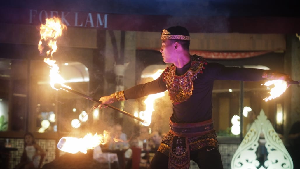 Pertunjukan Fire Dance di Samasta Lifestyle Village, Bali.