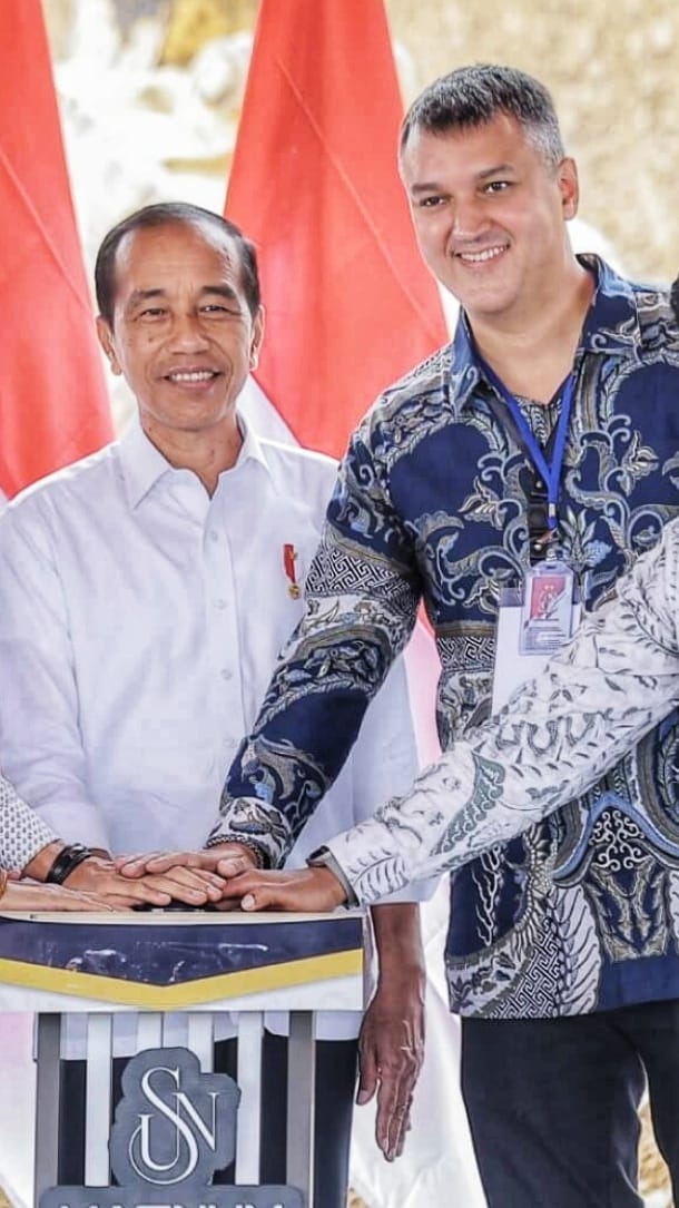 Stanislav Sadovnikov berpose bersama Presiden Joko Widodo saat acara peresmian proyek unggulan di Indonesia.