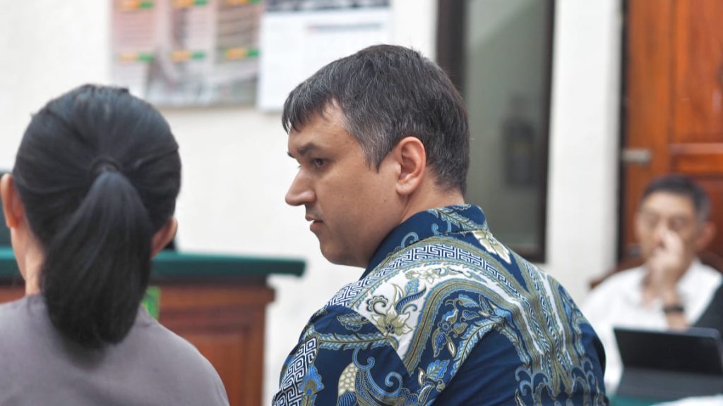 Stanislav Sadovnikov memberikan kesaksian di ruang sidang Pengadilan Negeri Denpasar dalam kasus proyek The Umalas Signature.