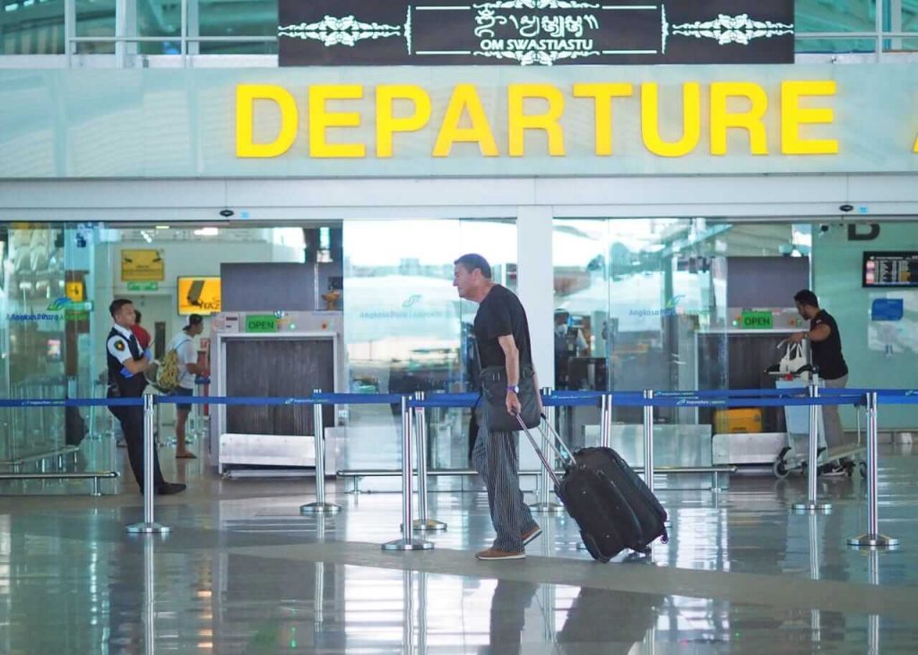Suasana aktivitas penumpang di pintu masuk Bandara Internasional I Gusti Ngurah Rai, Bali.