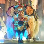 Penari membawakan Tari Barong Ket dengan kostum tradisional khas Bali.