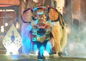 Penari membawakan Tari Barong Ket dengan kostum tradisional khas Bali.