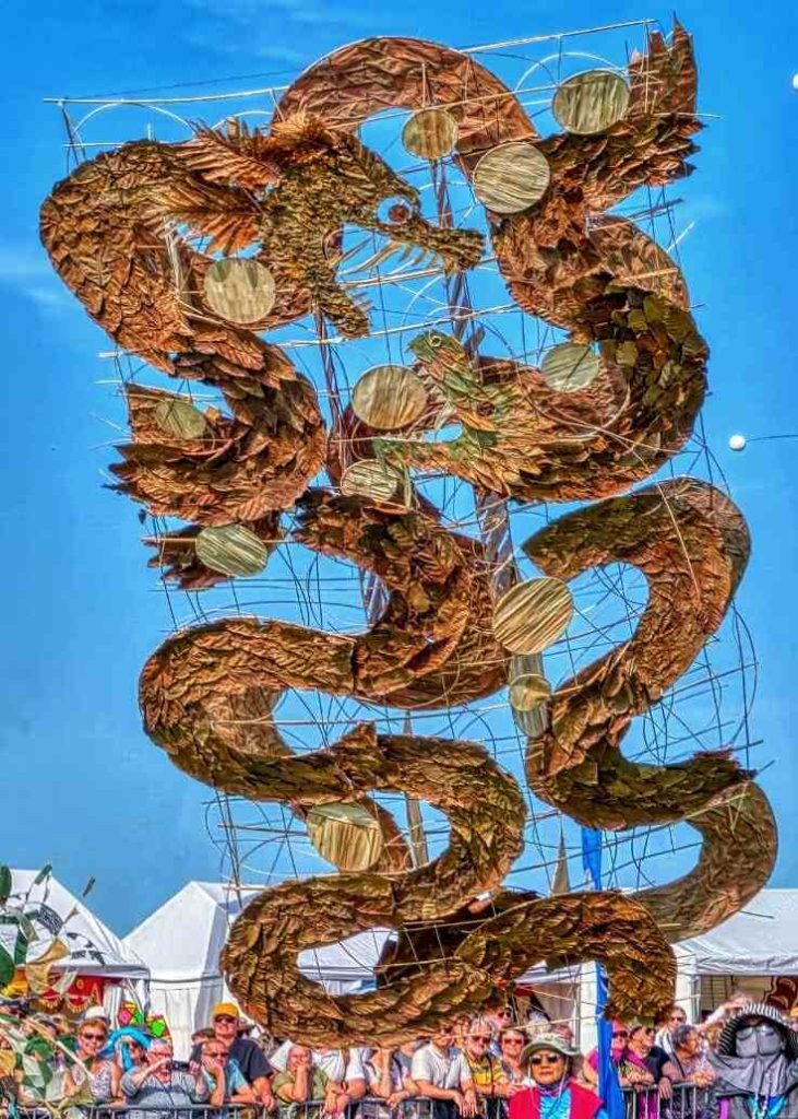 Layang-layang “The Dragon’s Shadow” karya Kadek Armika terbang megah di langit Dieppe, Prancis, tahun 2025.