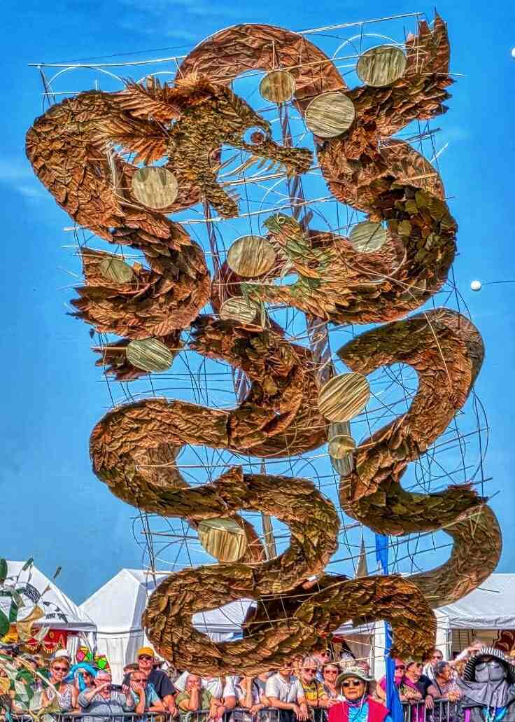 Layang-layang “The Dragon’s Shadow” karya Kadek Armika terbang megah di langit Dieppe, Prancis, tahun 2025.