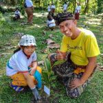Wayan Aksara, aktivis lingkungan Bali, berdiri di area hijau sambil berbicara mengenai pentingnya pelestarian alam.