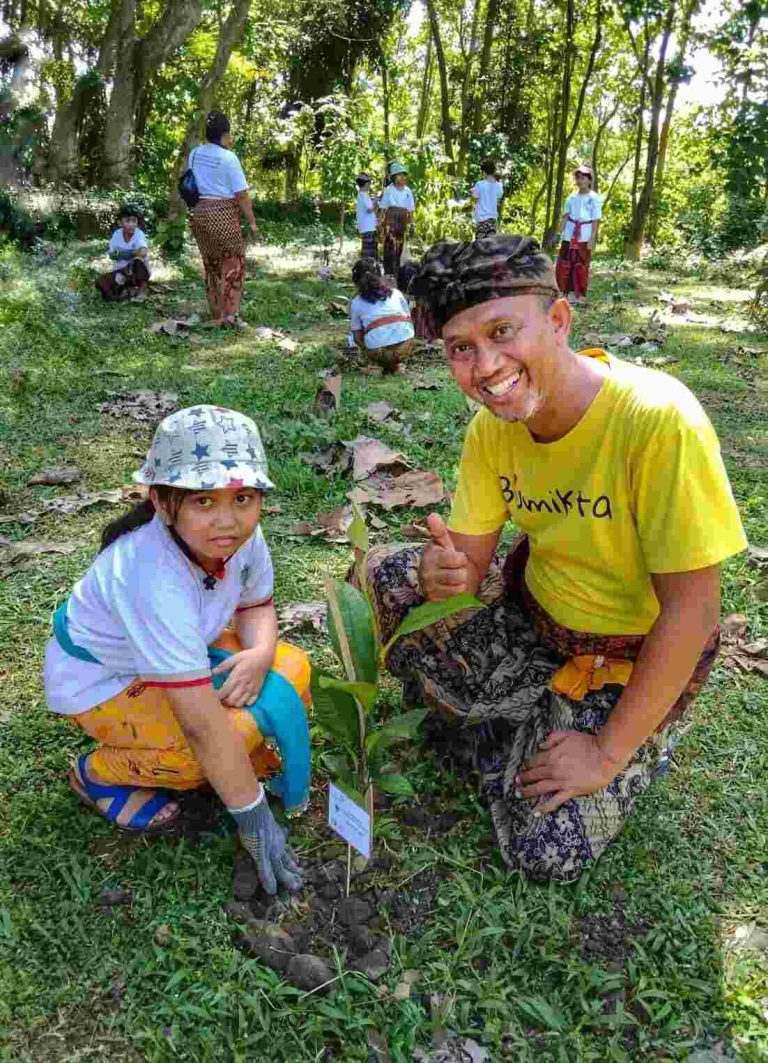 Wayan Aksara, aktivis lingkungan Bali, berdiri di area hijau sambil berbicara mengenai pentingnya pelestarian alam.