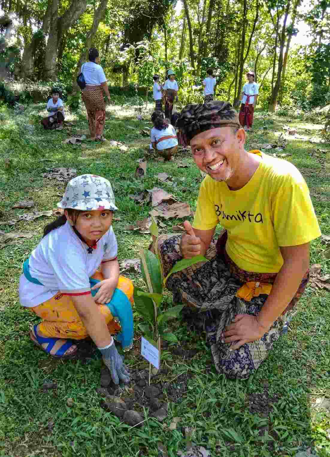 Wayan Aksara, aktivis lingkungan Bali, berdiri di area hijau sambil berbicara mengenai pentingnya pelestarian alam.
