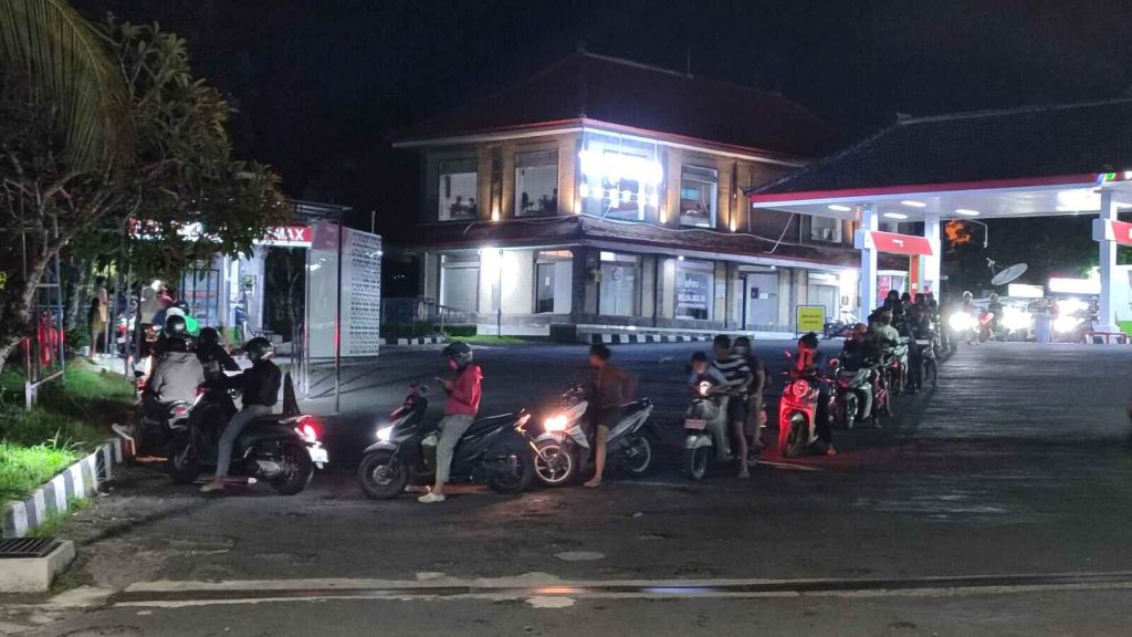 Antrean kendaraan memanjang di SPBU kawasan Kuta Selatan, Jimbaran, pada malam hari.