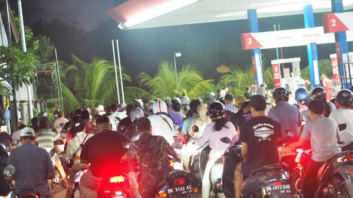 Deretan kendaraan mengantre panjang di SPBU Kampial, Kuta Selatan, pada malam hari.