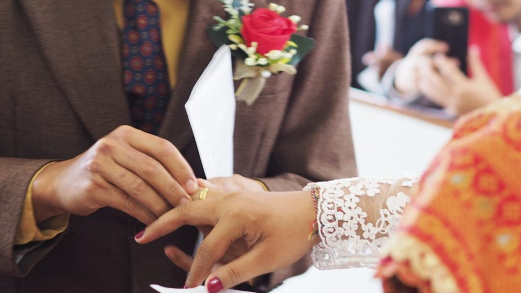 Hamparan sawah hijau dengan petani yang bekerja, melambangkan kesinambungan kehidupan dan cinta pada tanah.