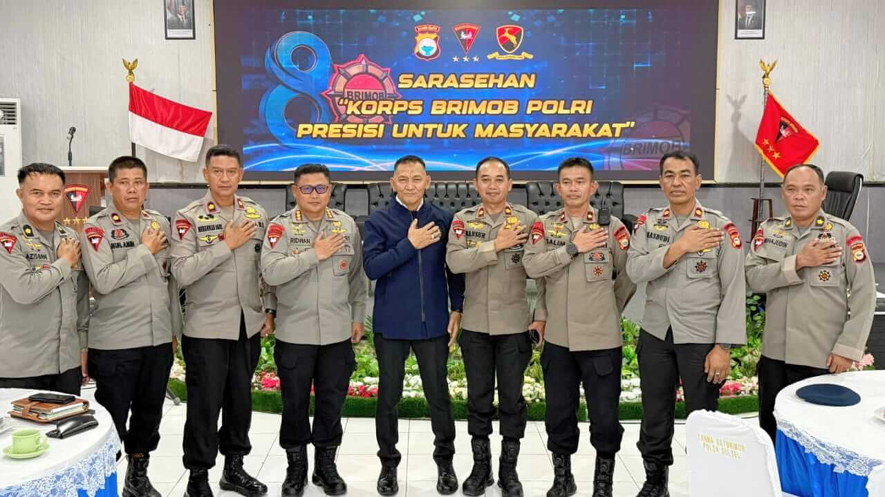 Brigjen Pol (P) Dr. Drs. Adeni Muhan berfoto bersama Dansat Brimob Polda Sulsel Kombes Pol Muhammad Ridwan, S.I.K., M.H., dan jajaran di Mako Brimob Polda Sulsel pada peringatan HUT ke-80 Brimob.
