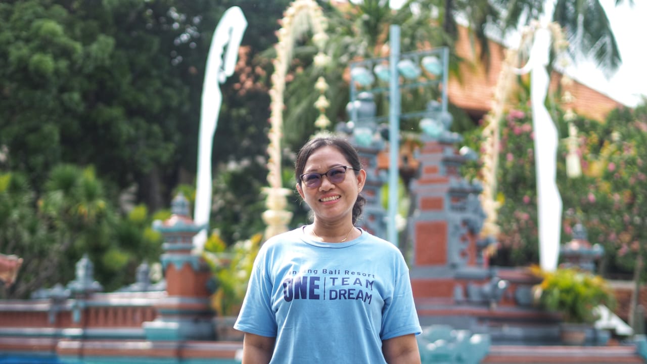 Potret Ni Putu Ayu Trefi Cahaya Wati duduk anggun dengan ekspresi tenang dan percaya diri.