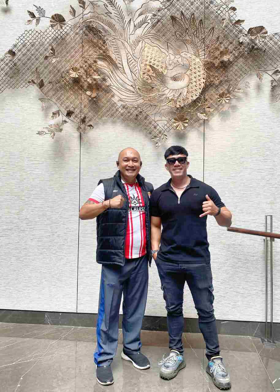 Daniel DeEX dan Ruri Repvblik berfoto bersama setelah pertemuan membahas kolaborasi musik yang direncanakan rilis akhir tahun 2025.