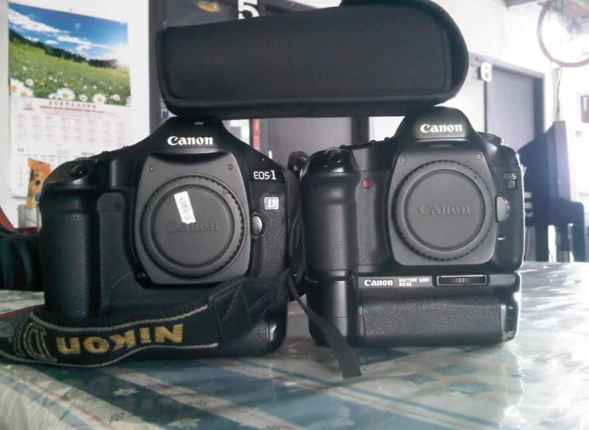 Dua kamera lama diletakkan berdampingan, menunjukkan perlengkapan kerja seorang jurnalis pada masanya.