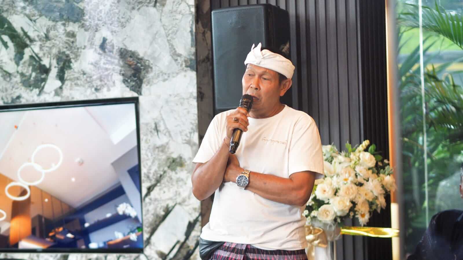 I Made Sudita, Klian Adat Banjar Anyar Kelod, menyampaikan sambutan pada acara Grand Opening The Umalas Signature di Bali.