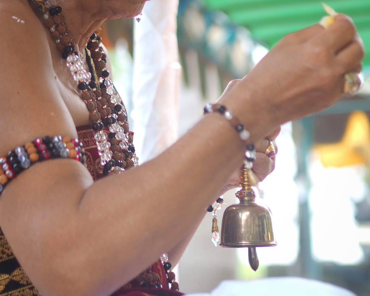 Ida Pandita duduk dengan tenang dalam suasana sakral, memancarkan keteduhan dan kebijaksanaan seorang pemimpin spiritual.