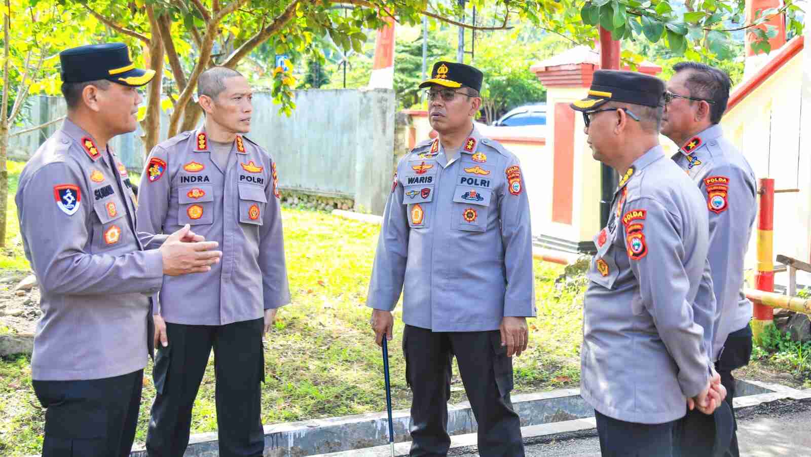 Irjen Pol Drs. Waris Agono, M.Si., bersama pejabat utama berdiskusi di halaman Markas Komando Polda Maluku Utara yang baru di Sofifi.