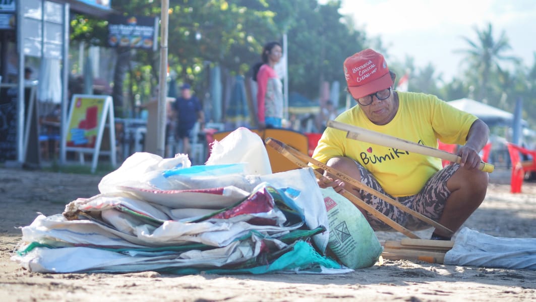 Kakek I Nyoman Ardhana tersenyum sambil menjalankan aktivitas sosial sebagai bagian dari Yayasan BumiKita Nuswantara.