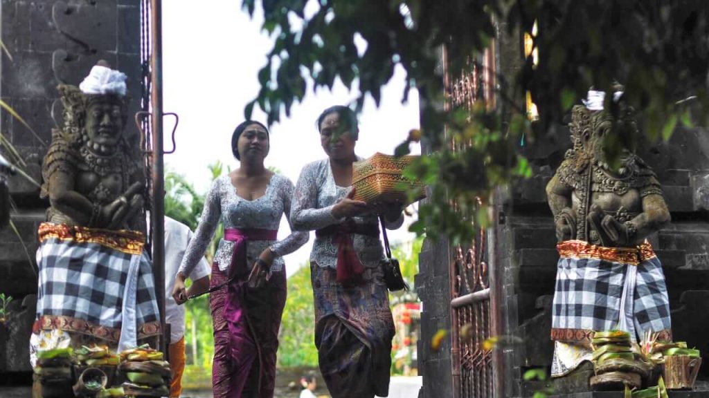 Suasana kesibukan di Desa Adat Jimbaran saat melaksanakan piodalan di Pura Dalem.