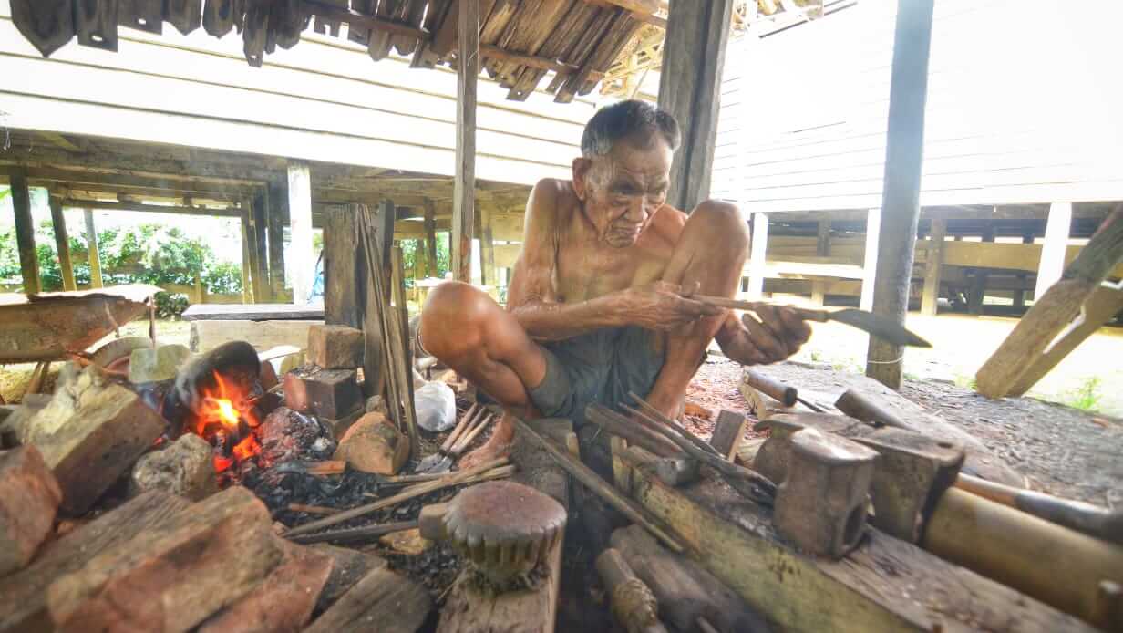 Cahaya api yang menyala di kegelapan, melambangkan ketulusan, ketekunan, dan semangat yang tak pernah padam.