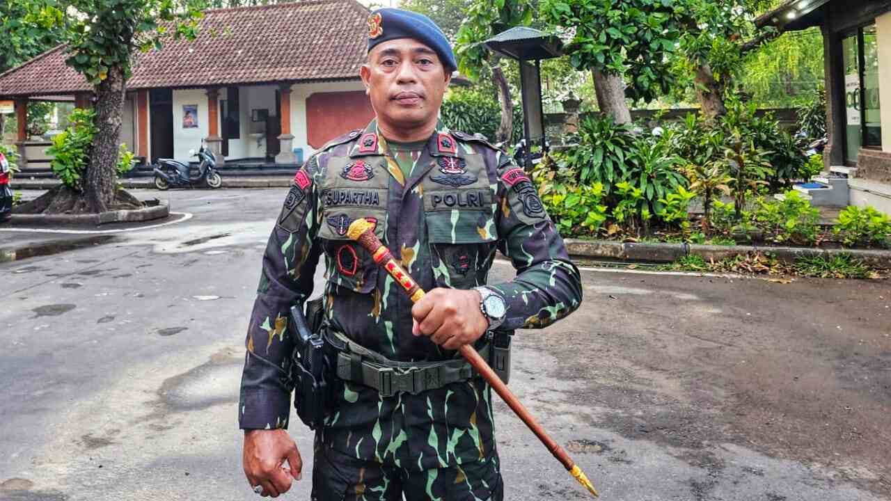Kompol I Nyoman Supartha Wiryadarma, S.H., Komandan Batalyon C Pelopor, melaksanakan kegiatan Bedah Rumah dalam rangka HUT ke-80 Korps Brimob Polri.
