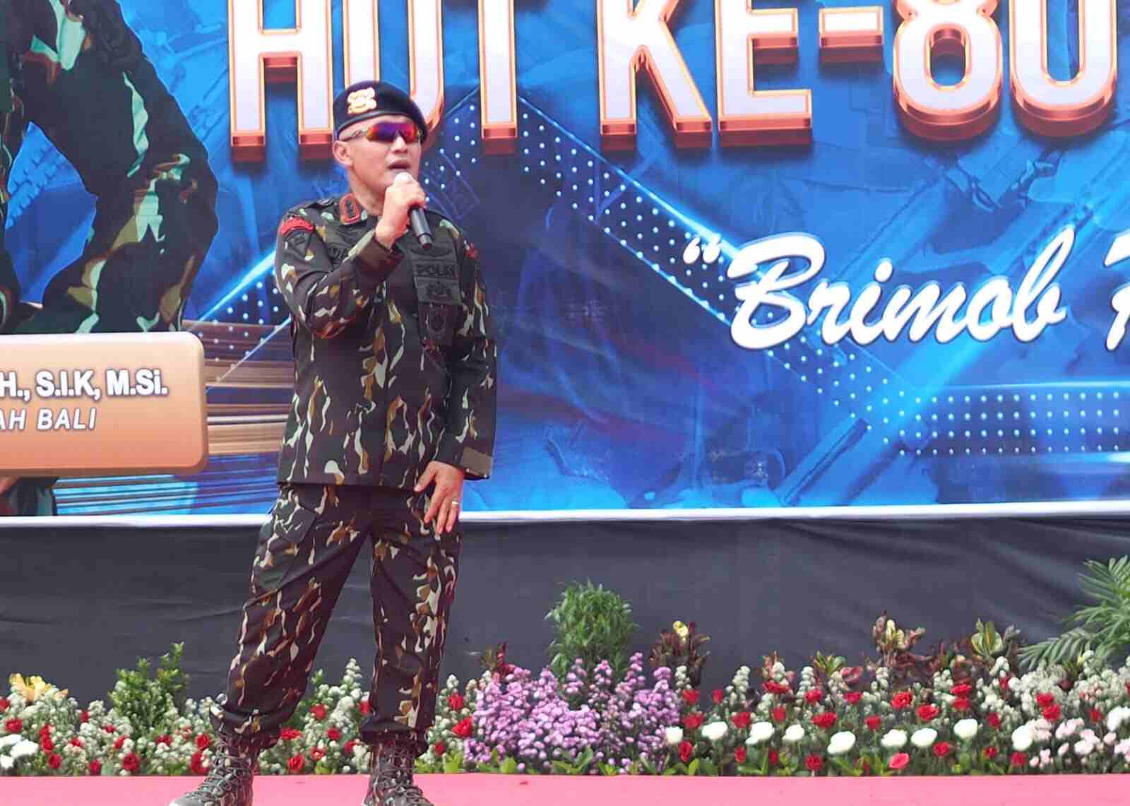 Kombes Pol. Daniel Widya Mucharam bernyanyi bersama duo musik DeEX pada acara HUT Brimob ke-80 di Mako Brimob Polda Bali.