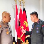 Kombes Pol. Rachmat Hendrawan, S.I.K., M.M., dan Kombes Pol. Daniel Widya Mucharam, S.I.K., M.P.A., berdiskusi dalam sebuah pertemuan.