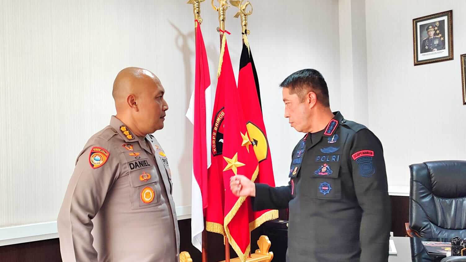 Kombes Pol. Rachmat Hendrawan, S.I.K., M.M., dan Kombes Pol. Daniel Widya Mucharam, S.I.K., M.P.A., berdiskusi dalam sebuah pertemuan.