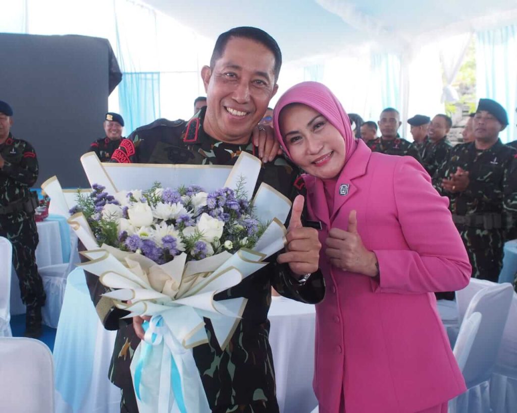 Kombes Pol. Rachmat Hendrawan bersama istrinya menghadiri perayaan HUT Brimob ke-80 di Mako Brimob Polda Bali.