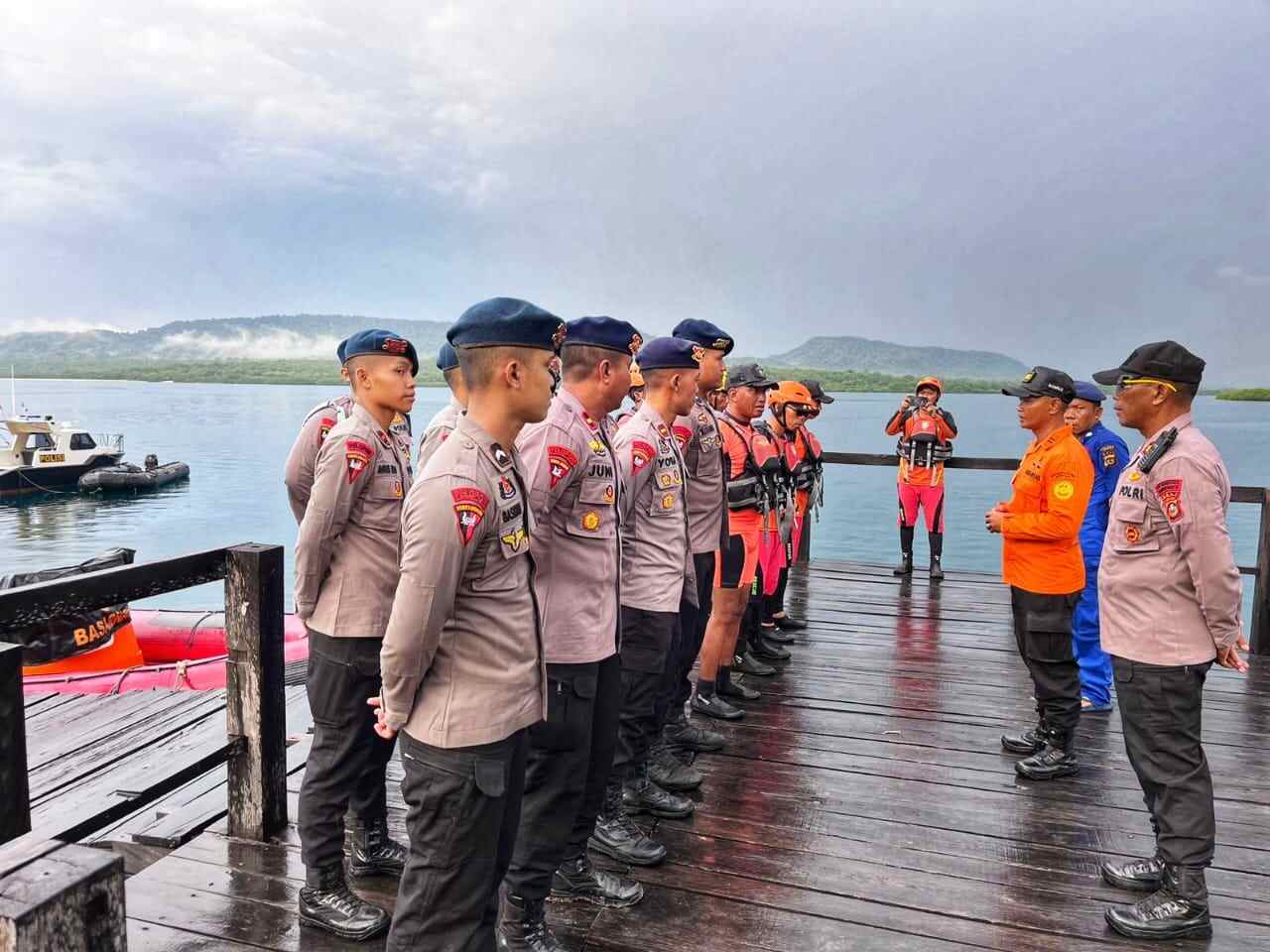 Kompol I Nyoman Supartha Wiryadarma memimpin apel gabungan Brimob dan Basarnas sebelum evakuasi kapal karam.