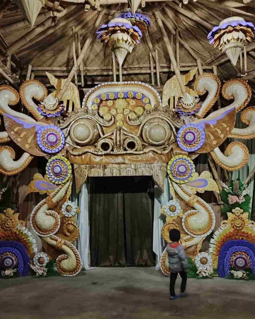 Seorang anak memperhatikan ornamen tradisional Bali dengan rasa ingin tahu dan kagum.