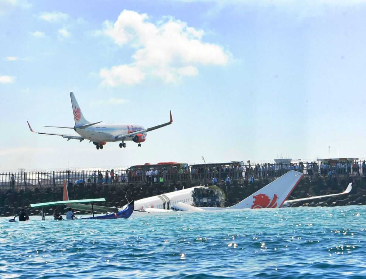 Sisa-sisa pesawat di tepi pantai menggambarkan insiden tergelincirnya Lion Air pada tahun 2013 di Bali.