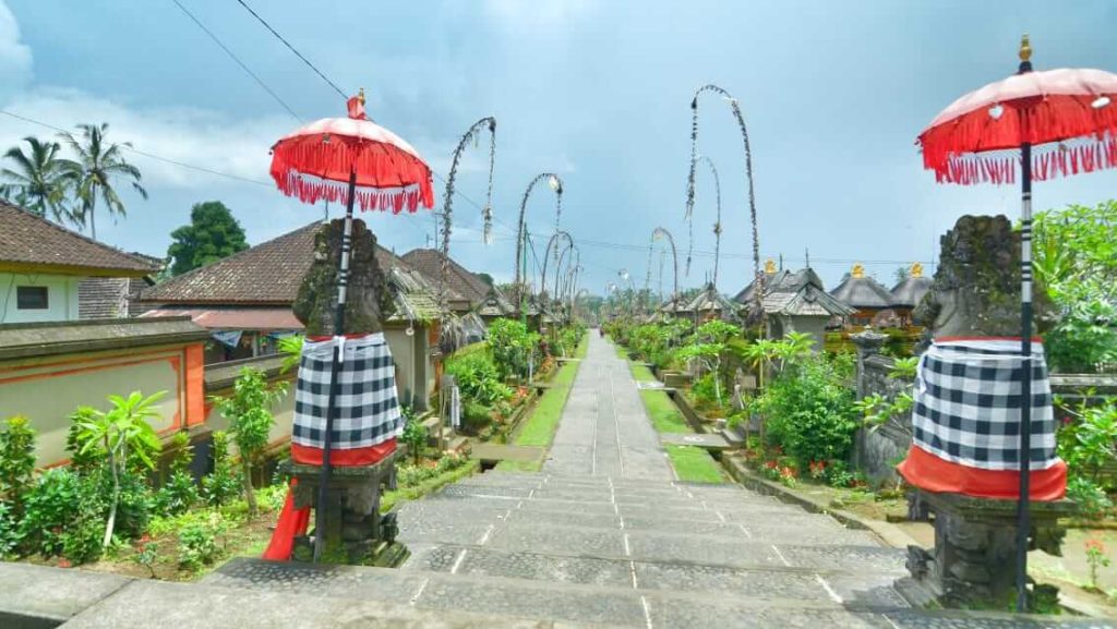 Deretan penjor dan lingkungan bersih menghiasi Desa Penglipuran saat Hari Raya Galungan.