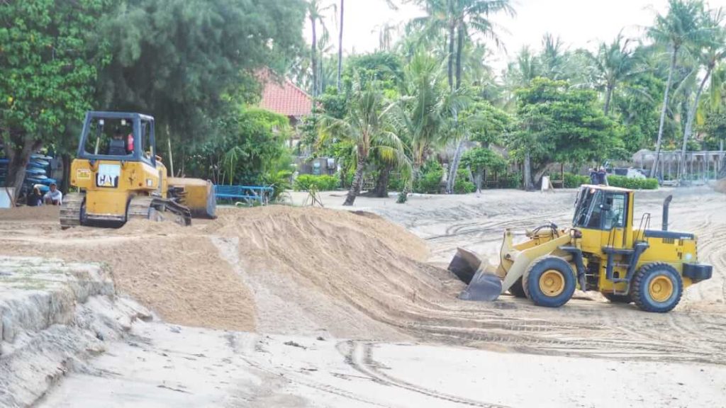 Pekerja melakukan pengisian pasir dan perbaikan jalan leher di sisi utara Pantai Nusa Dharma.