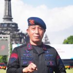 Cahaya lembut menerpa lanskap tenang, melambangkan ketenangan hati dan keikhlasan dalam menjalani kehidupan.