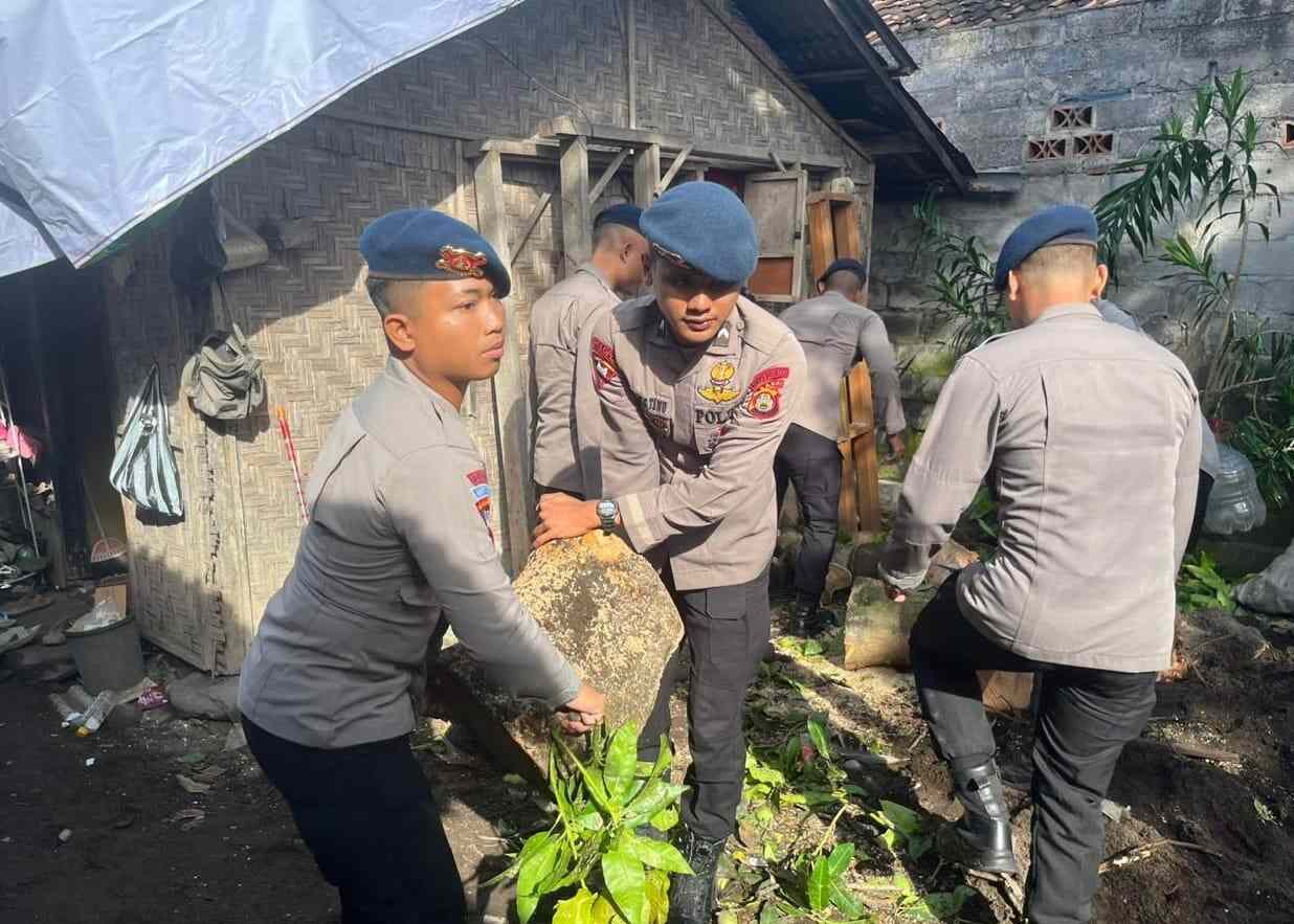 Personel Batalyon C Pelopor bekerja bersama warga saat melaksanakan kegiatan Bedah Rumah di Lingkungan Arum Barat, Kelurahan Gilimanuk.