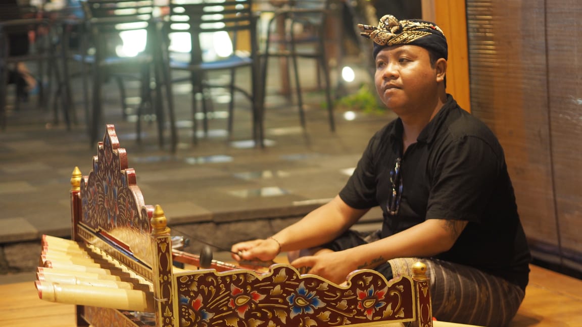 Putu Indra Darmawan memainkan alat musik rindik sebagai upaya melestarikan tradisi Bali.