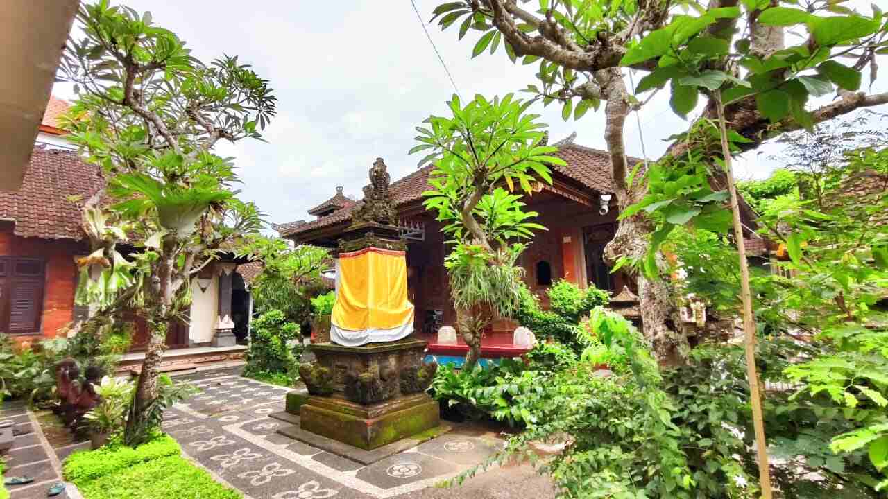Rumah Bali dengan desain tradisional yang rapi, damai, dan dihiasi dengan elemen alami.