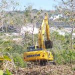 Sebuah alat berat beroperasi membuka lahan di kawasan Kuta Selatan, Bali, untuk proyek pembangunan.