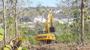 Sebuah alat berat beroperasi membuka lahan di kawasan Kuta Selatan, Bali, untuk proyek pembangunan.