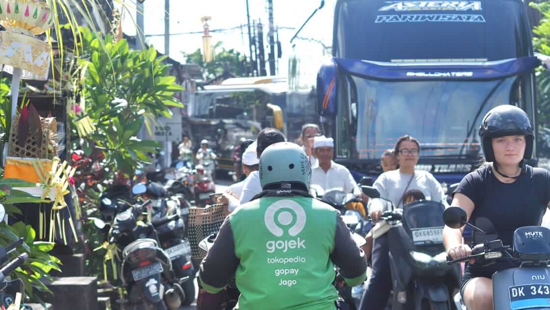 Jalan di Ungasan, Bali, tampak padat dengan warga yang berangkat bersembahyang dan wisatawan yang melintas di pagi hari.