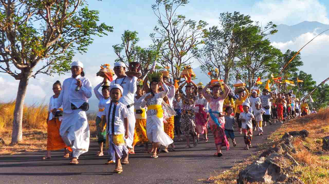 Masyarakat Bali bersama-sama melaksanakan upacara yadnya dengan penuh ketulusan dan kebersamaan di pura.