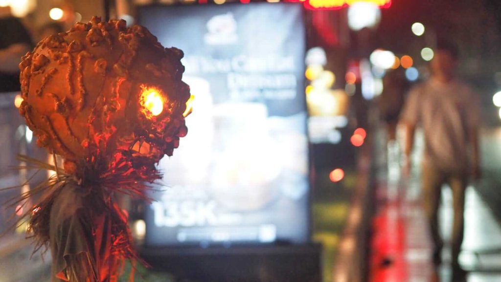 Dekorasi labu bercahaya menghiasi kawasan Kuta pada malam hari.