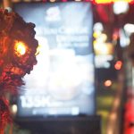 Dekorasi labu bercahaya menghiasi kawasan Kuta pada malam hari.