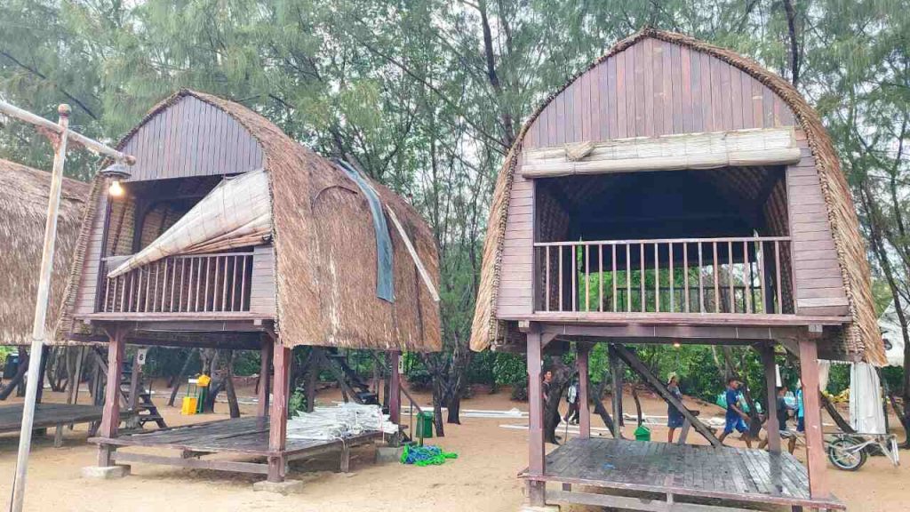 Beberapa bale atau gazebo di area Muntik Siokan tampak rusak dan tidak terawat.