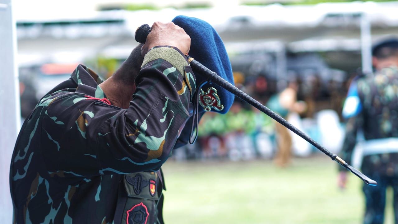 Kombes Pol. Rachmat Hendrawan berdiri dengan ekspresi tenang, mencerminkan keteguhan dan ketulusan dalam tugas.