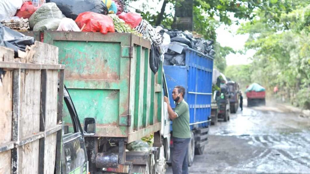 Antrean panjang truk sampah menuju Tempat Pembuangan Akhir (TPA) Suwung, Bali.