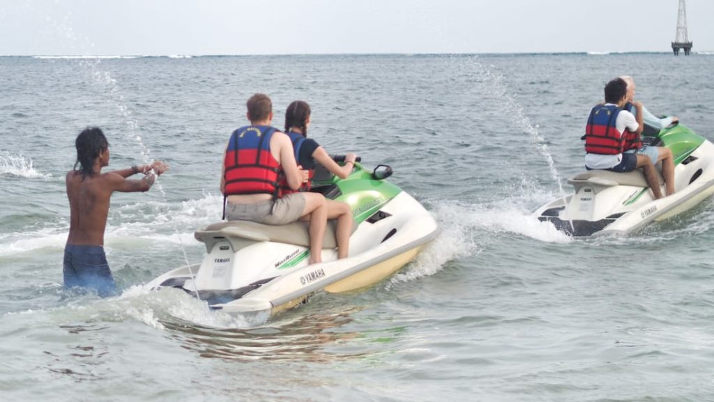 Wisatawan menikmati aktivitas jetski di Pantai Sanur dengan sensasi adrenalin ringan.