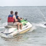 Wisatawan menikmati aktivitas jetski di Pantai Sanur dengan sensasi adrenalin ringan.